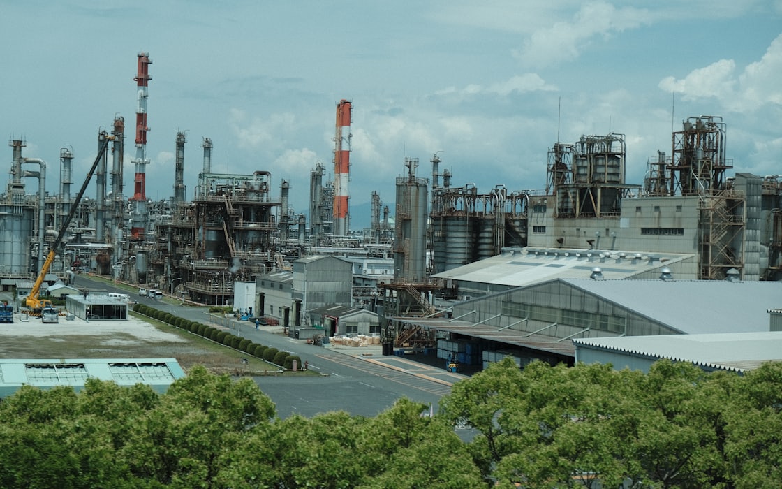 Boru hatları ve depolama tanklarıyla petrokimya tesisi — Seven Towers kimya ve lojistik çözüm ortağınız