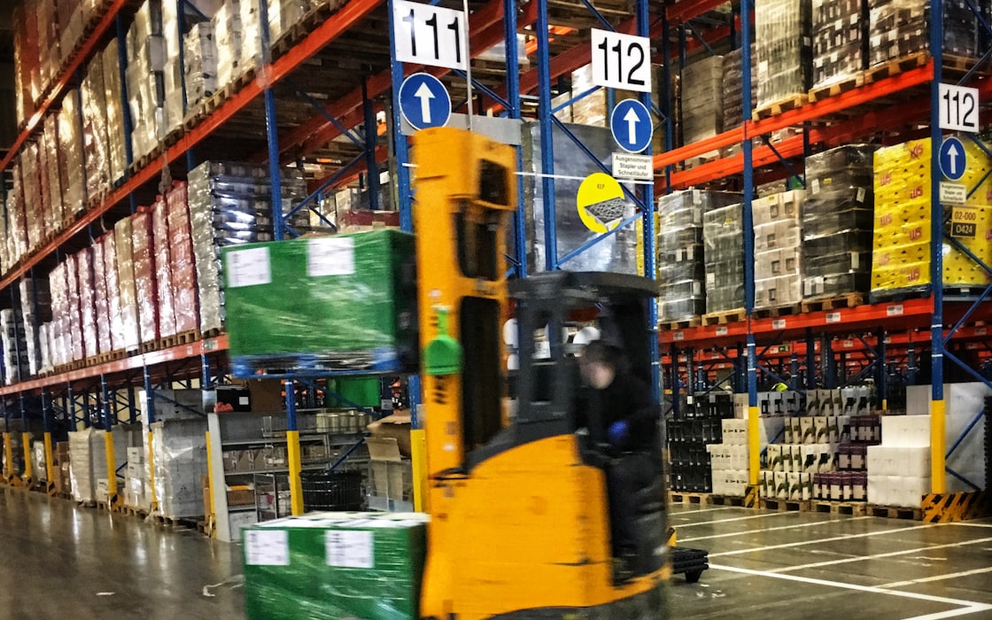 Antrepo koridorunda paletli yükleri elleçleyen forklift — Seven Towers gümrüklü antrepo hizmeti